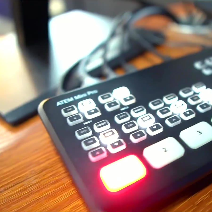 Switcher ATEM Mini Pro con el botón de programa encendido en rojo