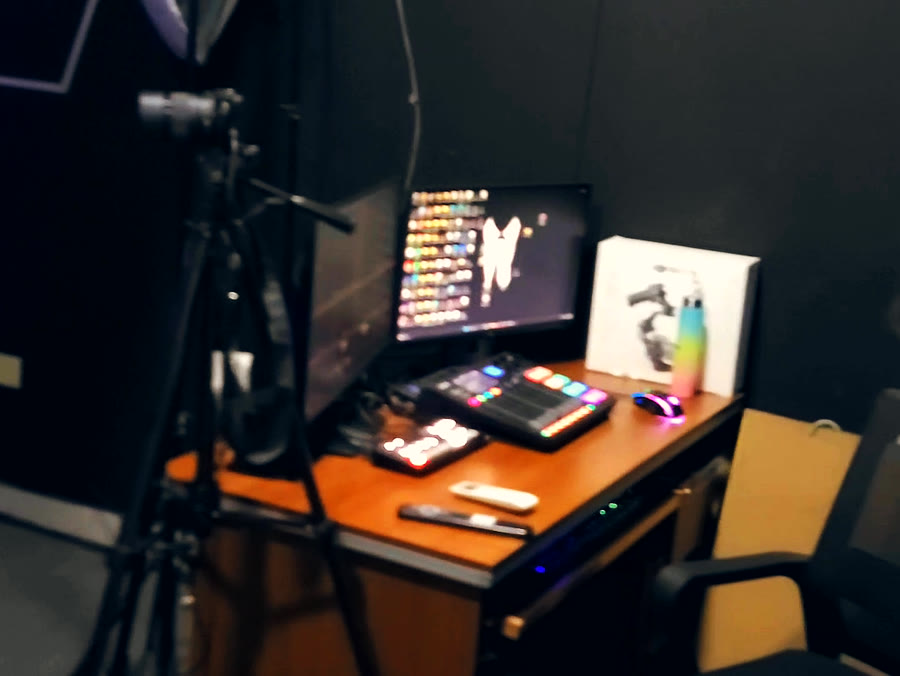 Mesa de edición con monitores, consola y computadora