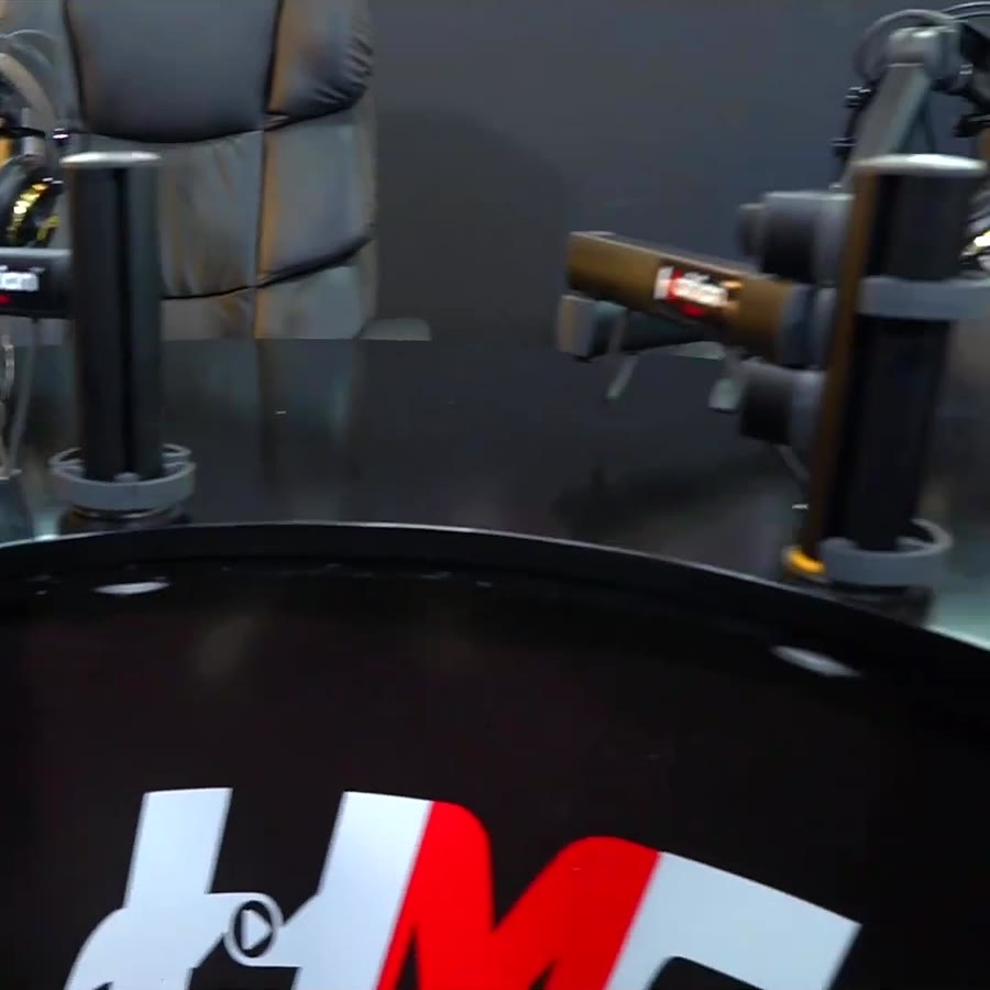 Mesa con el logo de HMG Studio y micrófonos