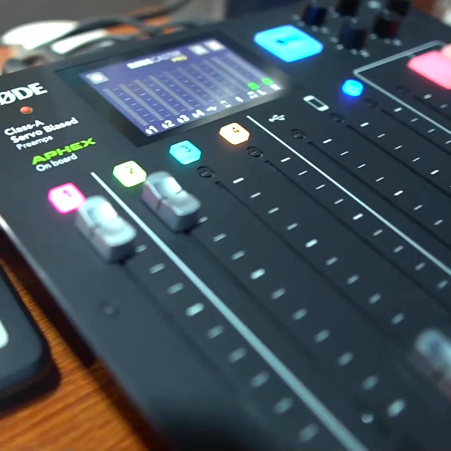 Consola de audio RØDECaster con sus faders